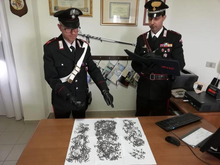 Cosparge strade di chiodi, denunciato