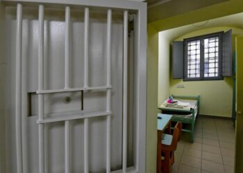 Detenuto tenta suicidio con lacci scarpe