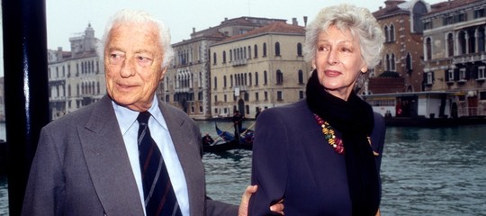 È morta Marella Agnelli, vedova di Gianni. Aveva 92 anni