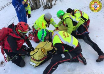 Esce di pista e sbatte contro un albero