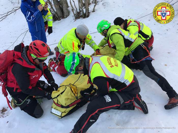 Esce di pista e sbatte contro un albero