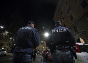 Fanno esplodere botti e incendiano casa