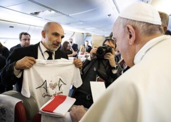 Fotografo dell’ANSA dona maglia del Ponte di Genova, Papa commosso