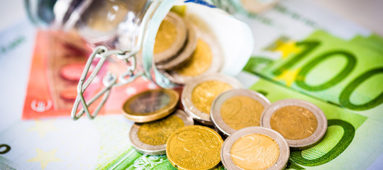 Gli italiani continuano a mettere soldi sotto al materasso