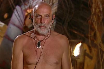 Grandi fughe dall’Isola e Brosio sbotta: “Grecia non usa il bagno”  