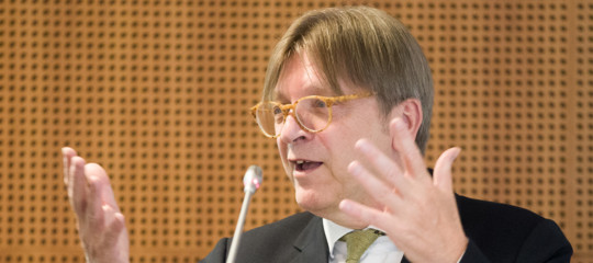 Il duro attacco di Verhofstadt a Conte: “Burattino di Salvini e Di Maio”