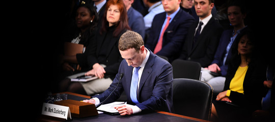 Il parlamento britannico ha accusato Zuckerberg di essere un "bullo digitale"