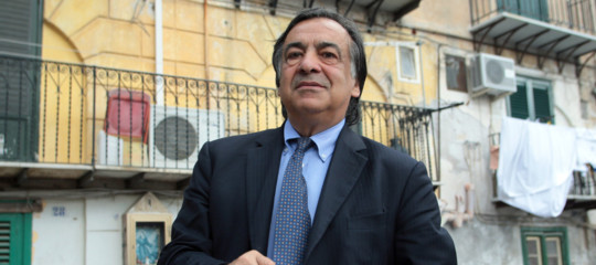 Il sindaco Orlando procede con il rilascio della residenza agli stranieri