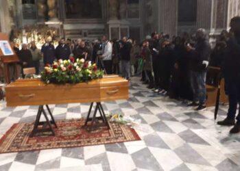 In centinaia al funerale del migrante suicida