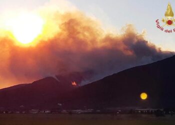 Incendi: Vicopisano, rogo circoscritto