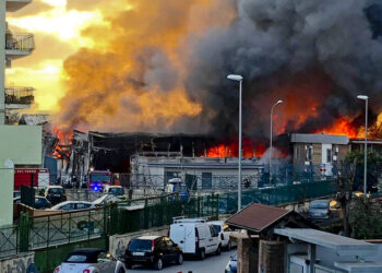 Incendio fabbrica, persone intossicate