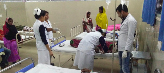 India: sale a 133 il bilancio dei morti per l'intossicazione da liquore tossico