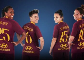 La squadra femminile AS Roma al volante di una Hyundai