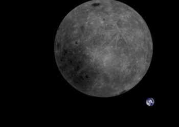 L’altra faccia della Luna e la Terra, prima foto di coppia