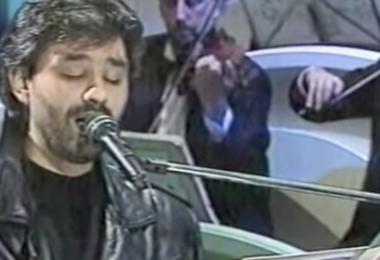 L’esibizione di Bocelli con il chiodo, 25 anni fa, a Sanremo