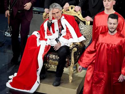 Ligabue vestito da re omaggia Freddy Mercury Ligabue vestito da re omaggia Freddy Mercury