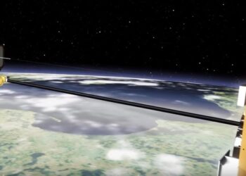 Lo spazzino spaziale al lavoro, arpiona un detrito – VIDEO