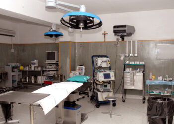 Medico sutura pollo in sala operatoria