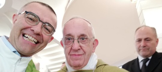 Papa Francesco si fa fotografare con la spilletta 'Apriamo i porti'