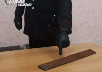 Picchia e minaccia padre, arrestato