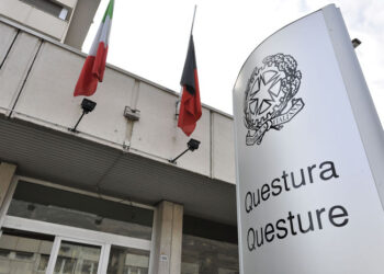 Pratica con passaporto falso, arrestato