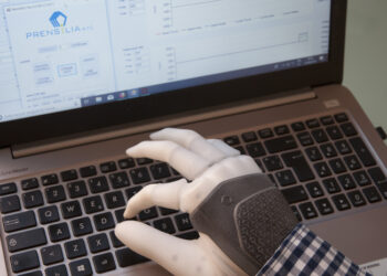 Primo impianto permanente al mondo di una mano robotica – FOTO E VIDEO