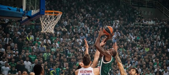 Ritiri, insulti e perizomi: ad Atene la partita di basket più pazza del mondo