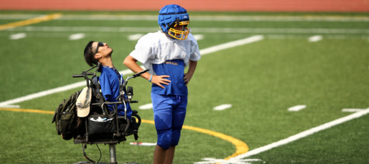 Rob Mendez, il coach senza gambe e braccia, è la nuova star dello sport Usa