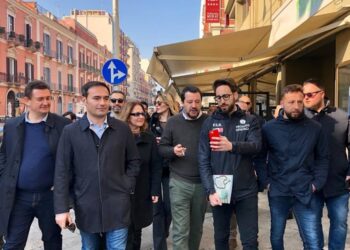 Salvini passeggia a Bari vecchia