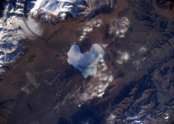 San Valentino, isole e laghi sono cuori visti dallo spazio