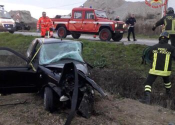 Scontro frontale nel Pisano, muore donna