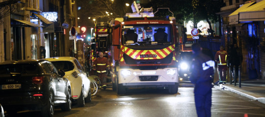 Sono almeno 7 i morti nell’incendio in un palazzo a Parigi. Un ferito grave