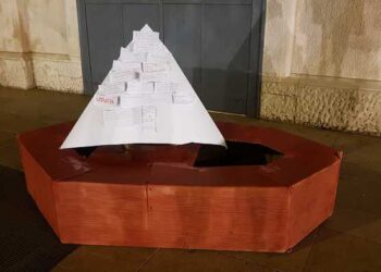 Studenti accolgono Salvini con barcone