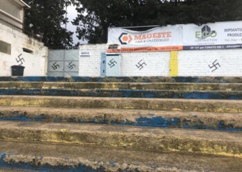 Svastiche su muri stadio Gravina