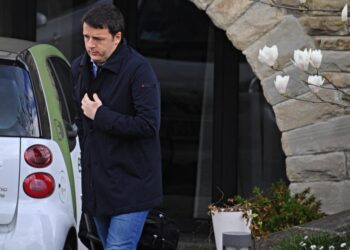 Tentò di far staccare la luce a casa Renzi, a processo