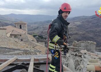 Tetto divelto dal vento, intervento Vvf