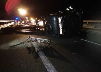 Tir sbanda e si rovescia su A2,un ferito