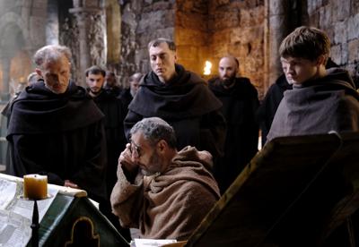 Tv: dall’abbazia di Eco al mondo, ‘Il nome della rosa’ su Rai1  