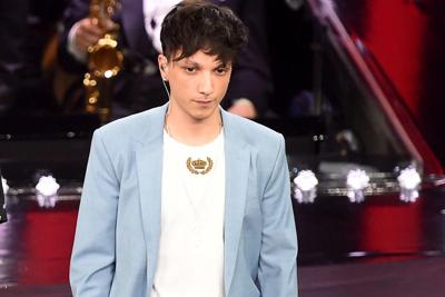 Ultimo da Fiorello ‘le canta’ ai giornalisti 