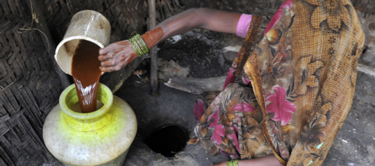 Un liquore adulterato ha ucciso almeno 39 persone in India 