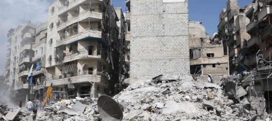 Undici morti per il crollo di un palazzo danneggiato dalle bombe ad Aleppo