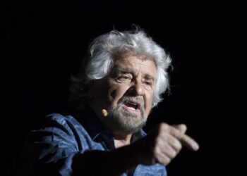 Vaccini: gruppo no-vax contesta Beppe Grillo a Bologna