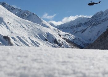 Valanga in Trentino blocca turisti in auto, liberati