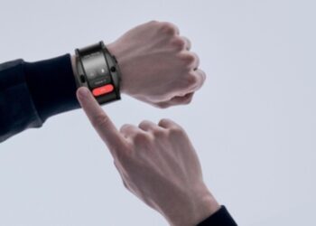 Via dalla tasca,lo smartphone è al polso