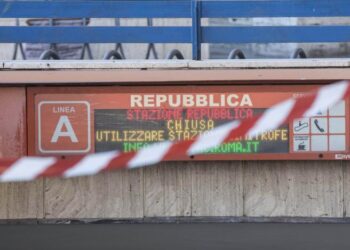 Roma: chiusa da oltre 130 giorni fermata metro Repubblica, protesta dei cittadini 