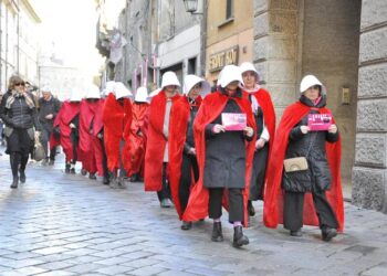 8 marzo, ad Aosta sfilano le ancelle
