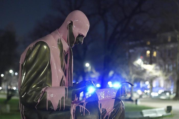 8 marzo: vernice su statua Montanelli