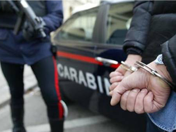 Abusa di un sedicenne, arrestato