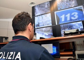Agenti pagano albergo a donna e figlio