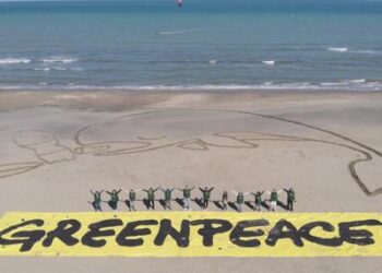 Ambiente: centinaia di persone in spiaggia per dire stop a plastica usa e getta
 